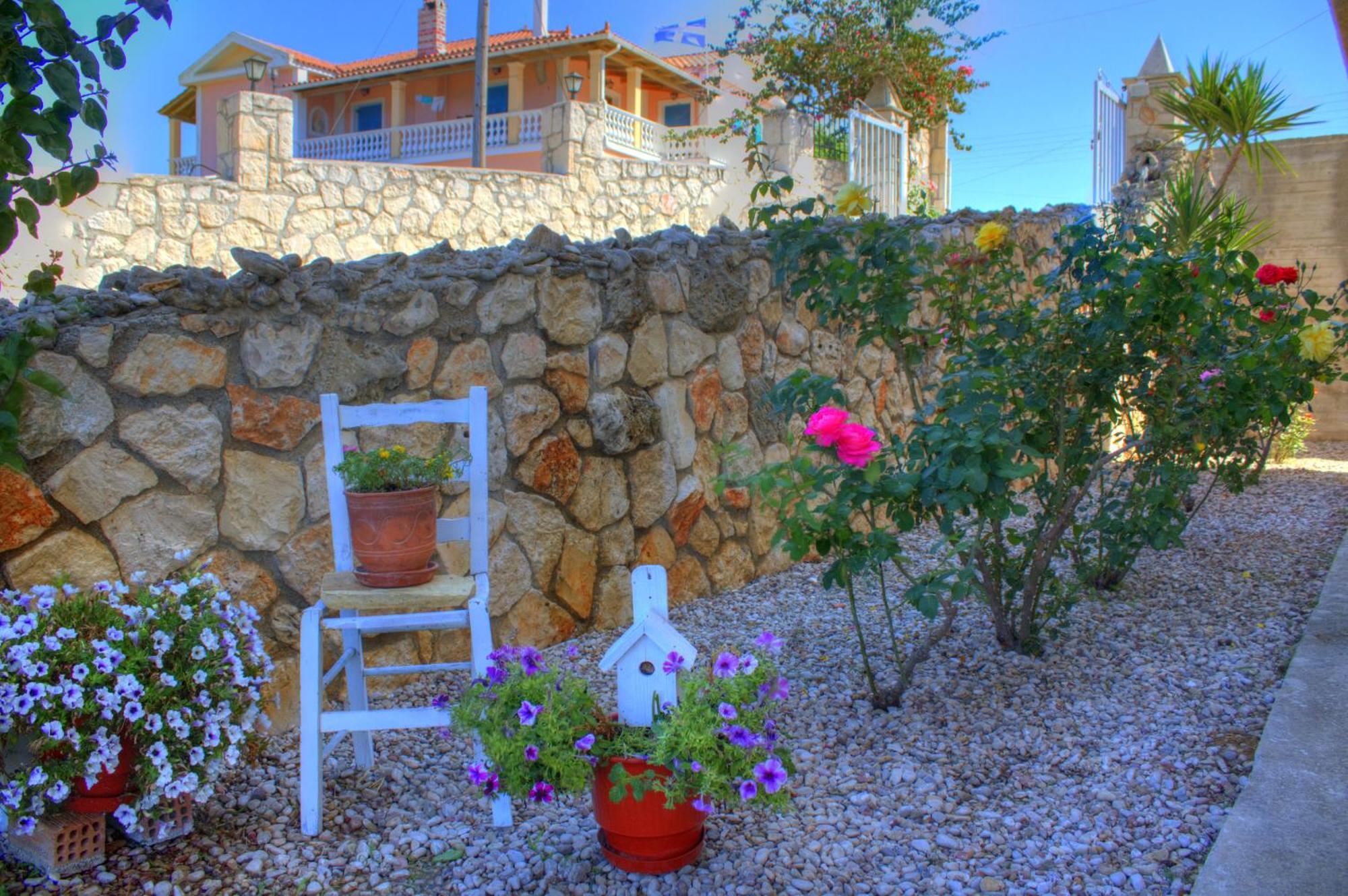 Niriides Beach House *